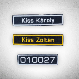 névhímzés, jelvényszám