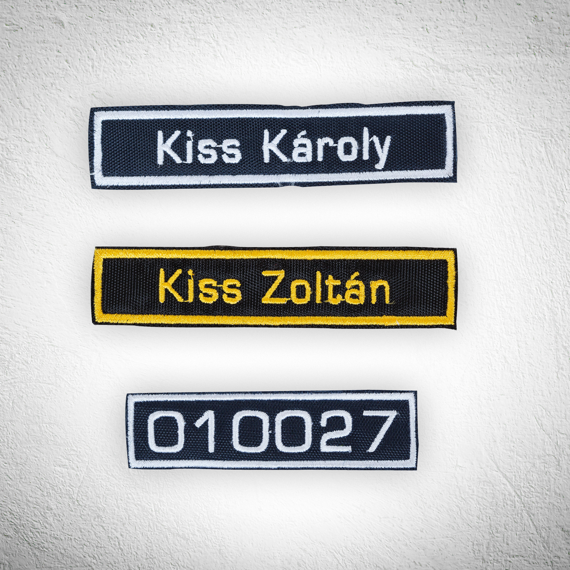 névhímzés, jelvényszám